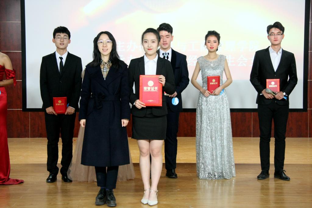 届挑战主持人大赛的三位优胜者:2018级会计学专业李诗语同学获得冠军