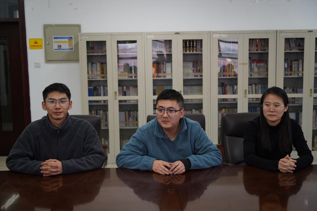 鼓励参会学生代表积极发言,总结此次寒假的收获,表达自己对未来的规划